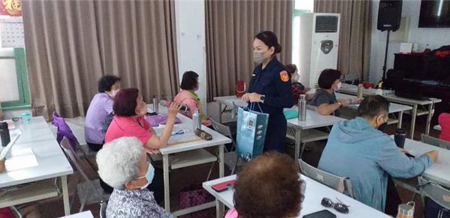 台中市警局结合雾峰区公所「长青学苑」，办理年长者防诈骗宣导活动，针对年长及退休族群推动识诈宣导，提高长辈警觉，避免受骗。（警方提供／王煌忠台中传真）