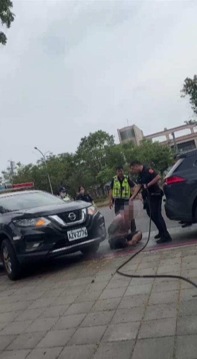 毒房客被警方噴灑辣椒水制伏，警方用水管沖洗房客上身，目擊民眾諷「還要叫救護車」。（民眾提供／蕭嘉蕙台東傳真）