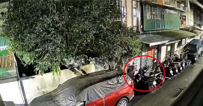 许姓妇人23日清晨，刻意破坏2位邻居停于家门口的机车启动电源线。（中和警分局提供）