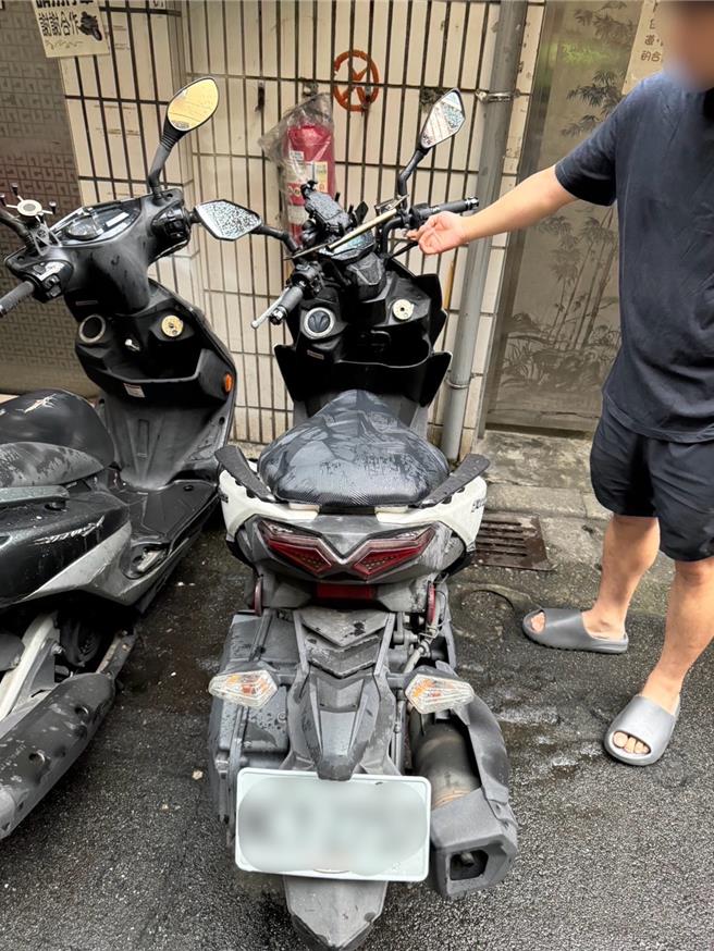 遭许妇破坏的机车启动电源线。（中和警分局提供）