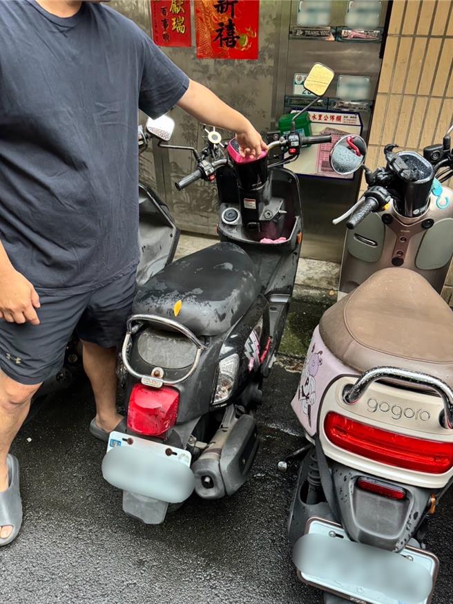 许妇破坏的机车启动电源线。（中和警分局提供）