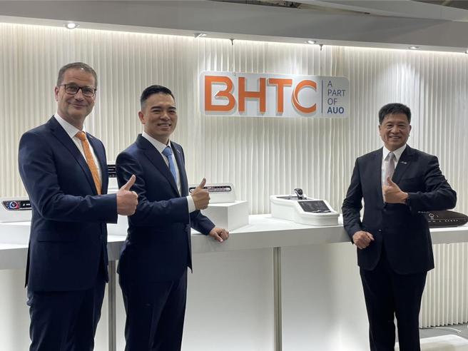 友达展出全系列车用解决方案。右起为董事长彭双浪、执行长柯富仁、BHTC执行长Michael Jaeger 。图／袁颢庭