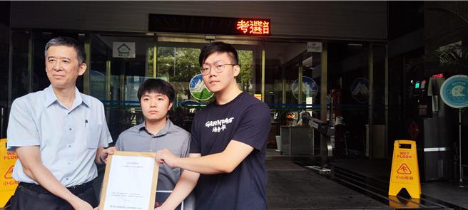 绿色和平与环境权保障基金会24日赴环境部前提供发布的《有效碳费机制与公正碳费收入使用之规范研究》更呼吁有效碳定价应以每吨500元起徵且逐年提升。（林良齐摄）