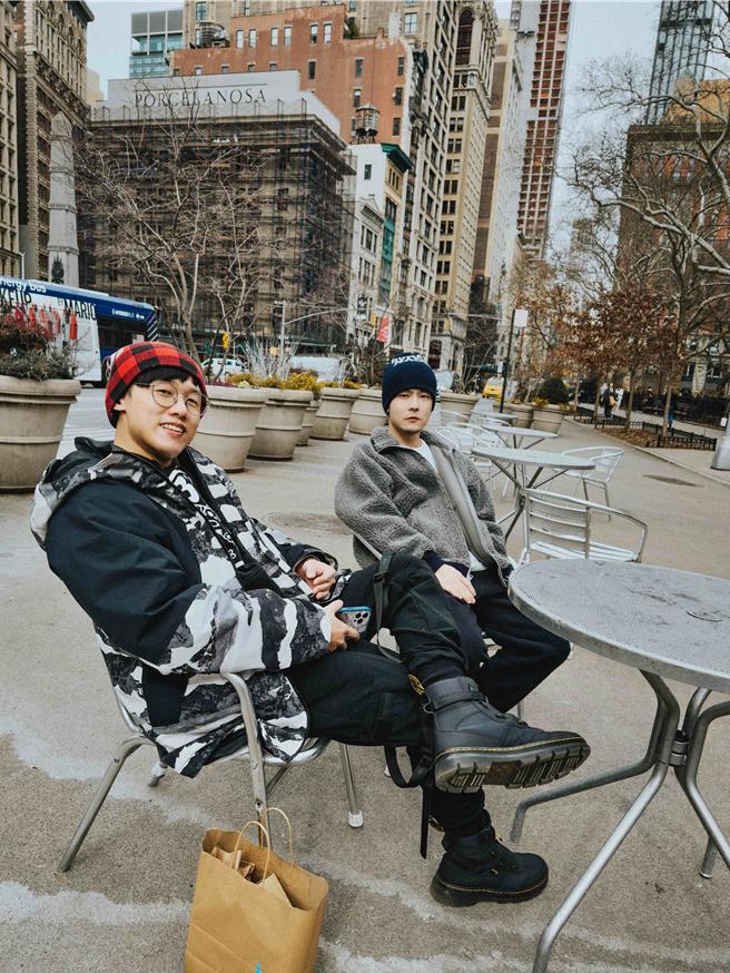 八三夭劉逼和阿電來到紐約麥迪遜廣場。（不搖就滾提供） 