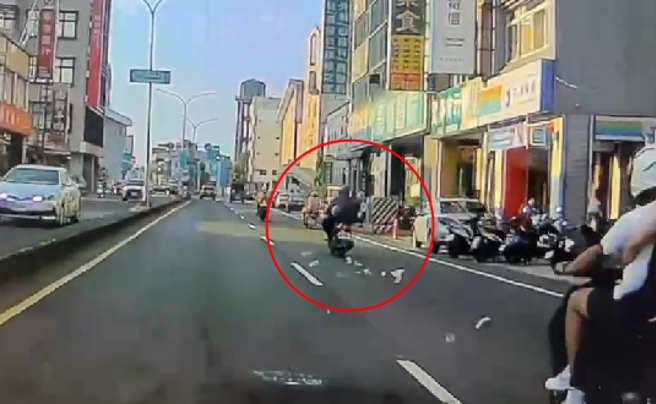 機車騎士在騎車途中掉落數張千元鈔票。( 翻攝畫面 )