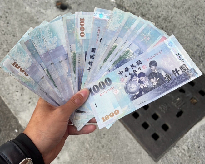 警方一共找回新臺幣2萬1000元。( 葉庭欣/翻攝 )
