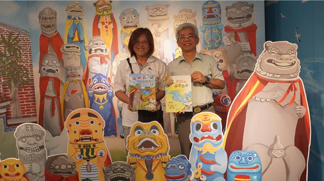 金门国家公园管理处解说教育科科长李毓秀（左）与台江国家公园管理处处长谢伟松（右）推荐优质绘本。（宝智华摄）