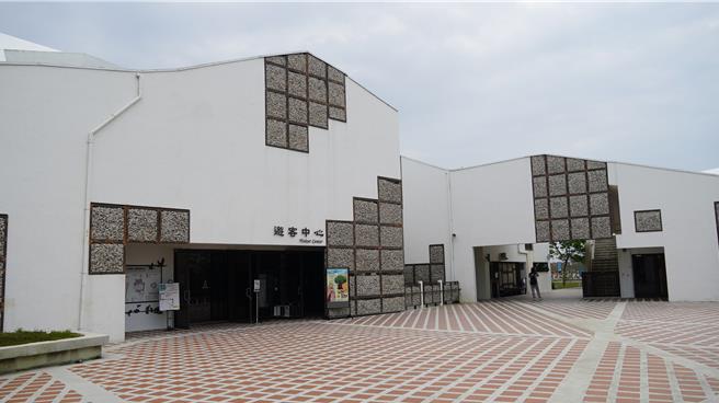 「海岛寻狮」联合绘本展于4月24至29日在台江国家公园管理处游客中心2F展出。（宝智华摄）