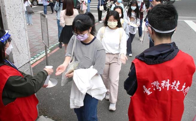 2022年度四技二专统一入学测验于台湾科技大学考场现场情况。（本报资料照）