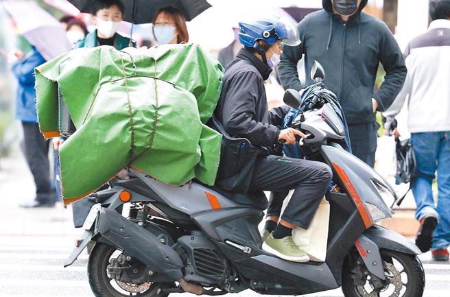 51劳动节雇主应依法给假支薪，违者恐挨罚100万。（报系资料照）