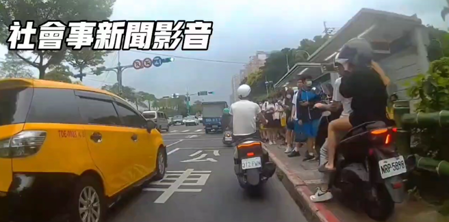 淡水一名機車騎士雙載，闖人行道險撞學生。（圖 / 警方提供）