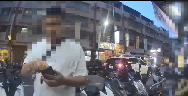 高雄市楠梓区一摊位店家不满机车骑士紧靠道路停车，认为影响她做生意，双方互杠吵翻，气得报警处理。（高雄市警方提供／林雅惠传真）