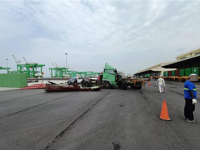 高雄港高雄港洲际码头24日上午发生一起死亡车祸。（翻摄照片／洪靖宜高雄传真）
