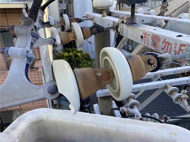 2022年8月27日高雄鼓山變電所饋線遭松鼠碰觸，造成8000多戶一度無電可用。（柯宗緯翻攝）