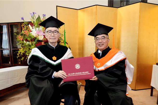 台大校长陈文章（右）赴日本京都大学，颁发名誉医学博士学位予2018年诺贝尔医学奖得主本庶佑（Tasuku Honjo）教授（左）。（台大提供）