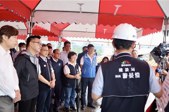 立法院副院长江启臣（左2）与内政部、交通部及台中市政府，24日至石冈区会勘「东势-丰原快速道路」建设进度。（江启臣服务提供／张妍溱台中传真）