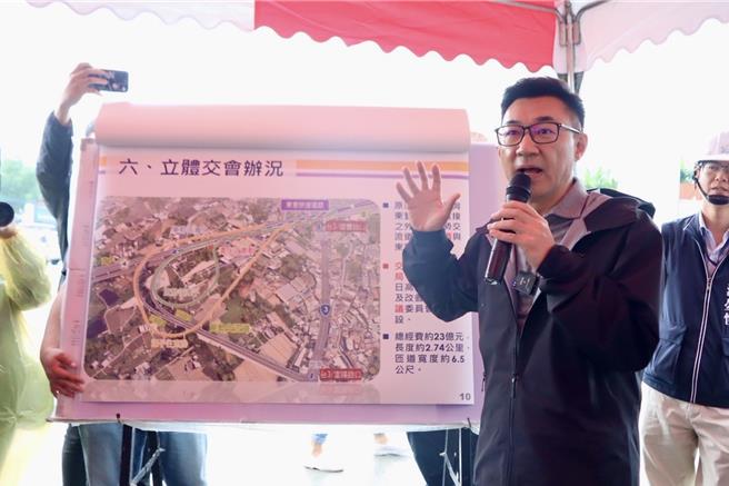 江启臣说，东势到石冈第3标将部分通车，另争取东丰快新社联络道若在民国118年完工，将完成大台中高速路网最后一块拼图。（江启臣服务提供／张妍溱台中传真）