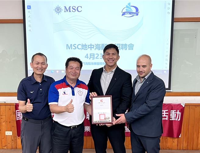 金大就业辅导暨校友服务中心主任董燊(左二)代表校方感谢MSC地中海邮轮公司招聘经理MR RYAN(右一)及Ernesto(右二)亲自来金招募人才。（图／金门大学）