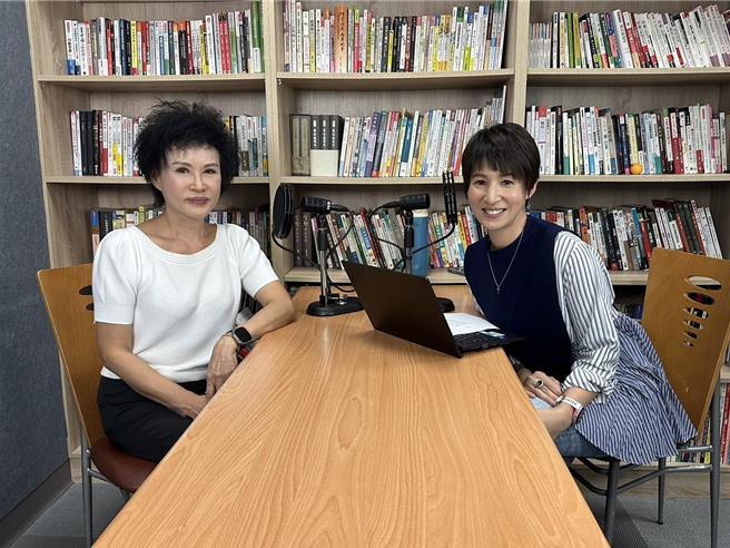 譚敦慈（左）接受夏嘉璐（右）訪問，暢聊食安議題。（TVBS提供）