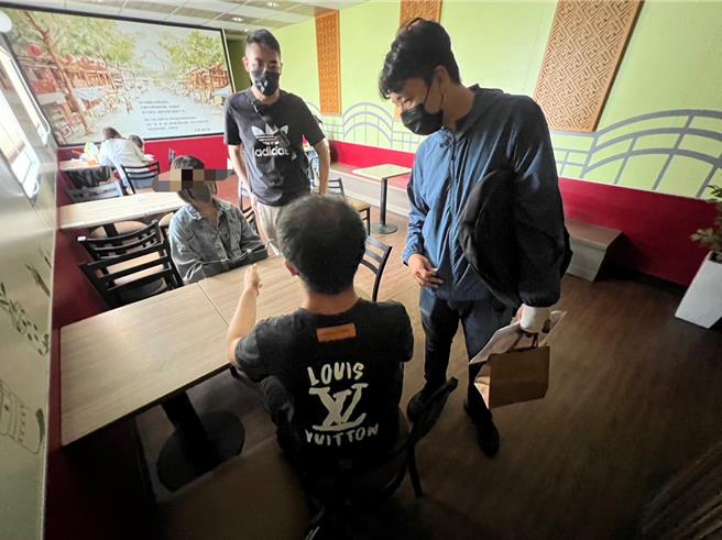 诈团以保证获利诱骗吕女投资，双方相约超商面交现金80万时，王姓车手遭埋伏员警依诈欺现行犯逮捕，并移送彰化地方检察署侦办，顺利保住吕女辛苦钱。（民眾提供／叶静美彰化传真）