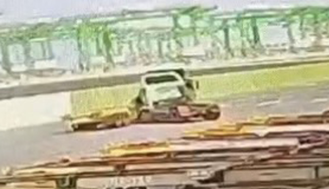 陈姓驾驶开曳引车头左迴转时，与刘姓驾驶开的联结车相撞，陈当场摔出车外。（翻摄照片／洪靖宜高雄传真）