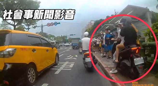載到妹子就想耍帥！新北騎士行人道狂飆險撞學生… 下場曝光。（圖 / 翻攝自「社會事新聞影音」）