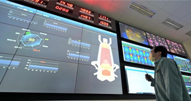 中钢二号智慧高炉导入27项AI智能模组，不仅平行展开至一号、三号及四号高炉，近期再新建「变料配渣智能模组」，可在高炉添加HBI后以AI演算法自动推算变料配渣方案，稳定高炉运作。图／中钢提供