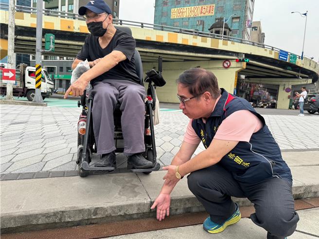 基隆市忠一路通往海洋广场的路段有高低落差，容易造成身障人士行经时跌倒受伤。议员韩世昱痛批这样的设计明显是身障者陷阱。（韩世昱服务处提供／张志康基隆传真）
