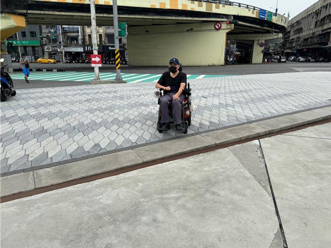 基隆市忠一路通往海洋广场的路段有高低落差，容易造成身障人士行经时跌倒受伤。议员韩世昱痛批这样的设计明显是身障者陷阱。（韩世昱服务处提供／张志康基隆传真）