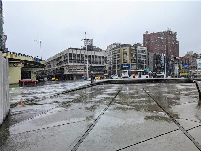 基隆市忠一路通往海洋广场的路段有高低落差，容易造成身障人士行经时跌倒受伤。议员韩世昱痛批这样的设计明显是身障者陷阱。（张志康摄）