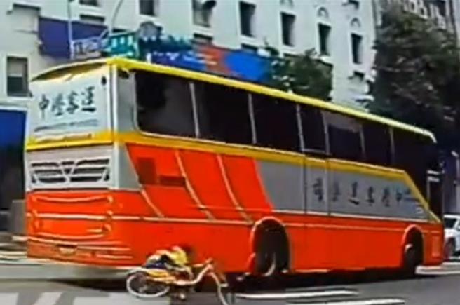客运抢黄灯撞上Ubike，骑士命大仅手脚擦挫伤。（翻摄「社会事新闻影音」／吕筱蝉桃园传真）