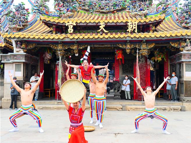 国家重要民俗云林县北港镇「北港迎妈祖」将于本月27、28日登场，北港文武殿斥资百万元，邀集全台10余艺阵共襄盛举，24日受邀艺阵花莲「玛大艺术恒舞集 前往朝天宫，以原住民舞蹈向妈祖献艺，同时祈求花莲震灾不再，尽速从震灾中復原。（张朝欣摄）