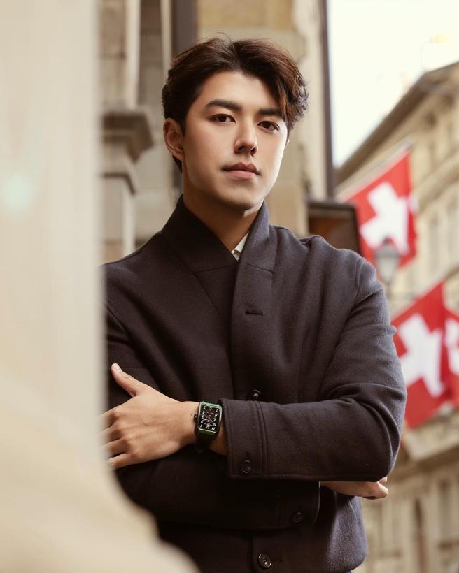 泰國男星Nine搶先佩戴Franck Muller Long Island Evolution 7 Days Power Reserve鈦金屬腕表，143萬 8000元。（摘自IG）