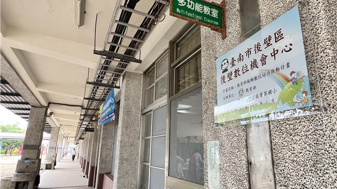 后壁数位机会中心位于菁寮国小，校长顏百鸿表示，会将在地独特的人、文、地、产、景等丰富文化进行数位典藏及规画适合中高龄长者的特色课程。（张毓翎摄）