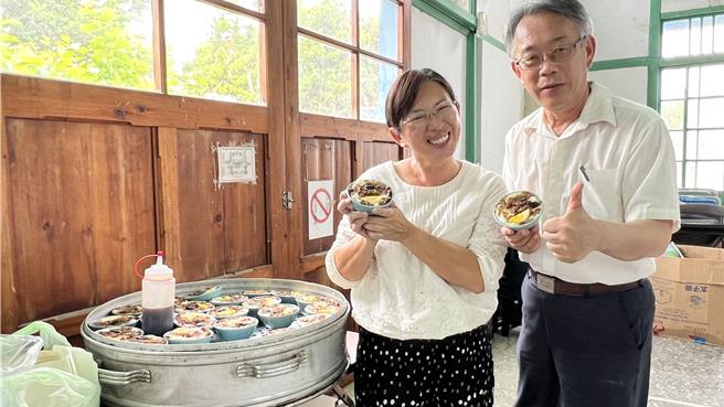 今天现场也提供顶长社区发展协会碗粿等在地特色小吃，供参与的来宾、DOC团队及师生享用。（张毓翎摄）