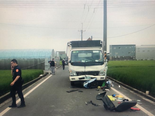 嘉义县太保市嘉太工业区产业道路23日下午3点多，发生太保市公所资源回收车与机车撞击事故。（读者提供∕吕妍庭嘉义传真）