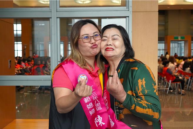 新北市妇女会今举办「女力新时代.绵延爱不息」模范婆媳及绩优干部表扬，受表扬的卢燕雪女士（右）与儿媳陈杏宜（左）互相表达对对方的感谢并为彼此祝贺「母亲节快乐」。（新北市社会局提供）