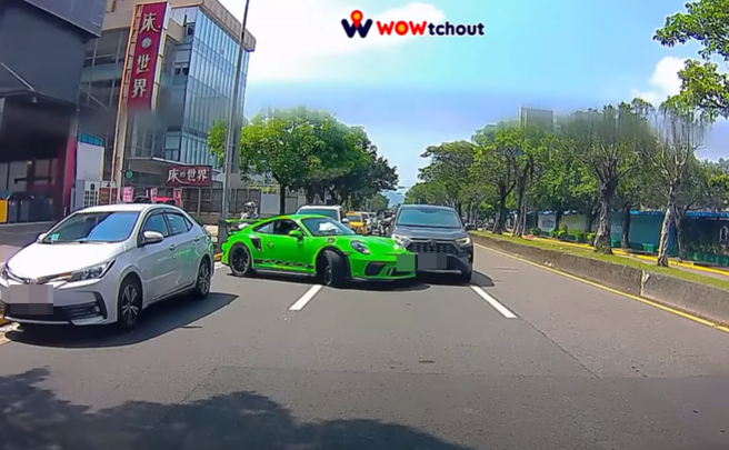 丰田RAV4休旅车撞上价值千万的果绿色保时捷。（图／ 翻摄自「WoWtchout-地图型行车影像分享平台」）