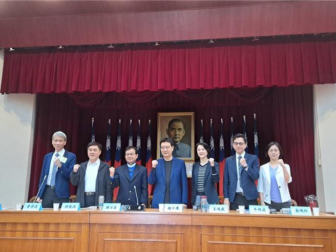 国民党立委24日于立院共同提案「核子反应器设施延役条例草案」，右起国民党立委翁晓玲、牛煦庭、王鸿薇、资深媒体人赵少康、立委赖士葆、前台北市长郝龙斌、清华大学教授叶宗洗、蔡春鸿与会。（实习记者温予菱摄）