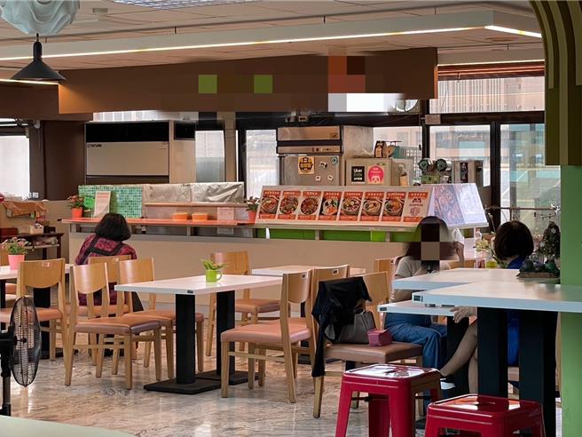 高雄市政府內餐廳爆員工徒手抓菜。（洪浩軒攝）