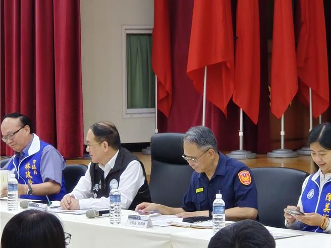 桃园警分局为提升治安、交通及为民服务品质，召开「桃园区社区治安座谈会」，全程直播听取市民建议。（赖佑维摄）