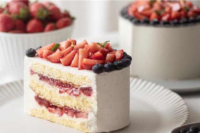 6吋的「草莓甜心」，在蜂蜜海綿蛋糕內夾入香草卡士達、新鮮草莓和自製草莓醬，表層覆蓋香草香緹，並裝飾著新鮮草莓和藍莓，口味經典。（台南大員皇冠假日酒店）