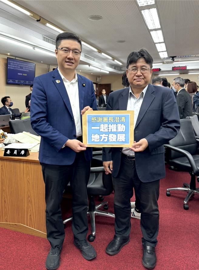 国民党立委张智伦（左）今在立法院内政委员会质询国土署长吴欣修（右）。（张智伦办公室提供／陈薏云台北传真）