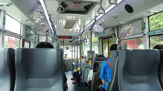 一名女網友覺得旁邊男乘客體味很重，決定站起來換位子，沒想到竟被對方飆罵。（圖：shutterstock／達志）