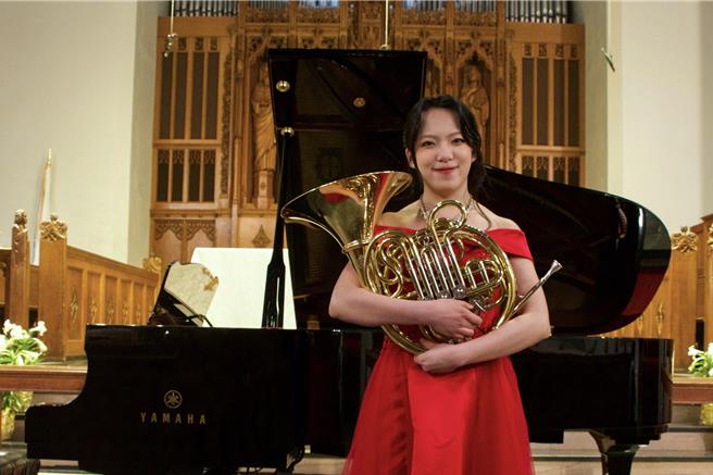 新竹法國號音樂家江光雯在「國際音樂藝術比賽」專業組和17歲以上的現代樂派組奪得2項白金獎，更榮獲最高榮譽的傑出詮釋特別獎。（江光雯提供／羅浚濱新竹傳真）