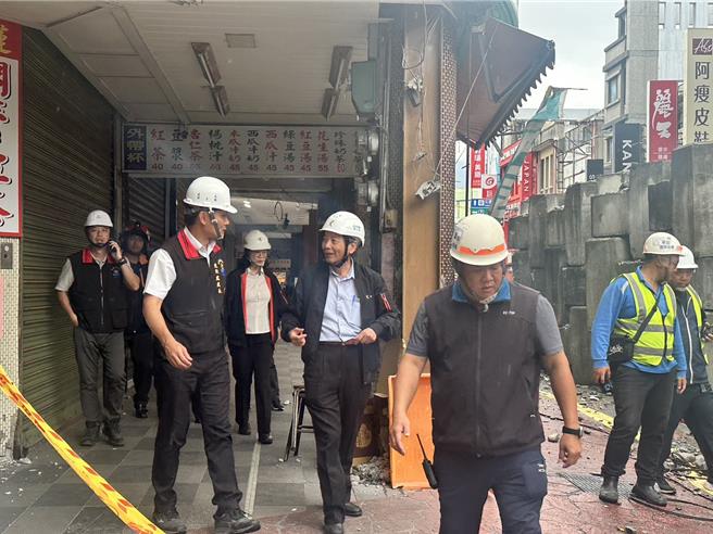 行政院工程会副主委顏久荣（中）今天到花莲，关心富凯大饭店拆除施工进度，并请请工程人员务必在安全第一的情况下，儘速拆完危楼。（罗亦晽摄）