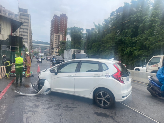從畫面可以看見，車輛自撞電桿後打橫佔用兩線車道。（圖 / 劉詠韻翻攝）