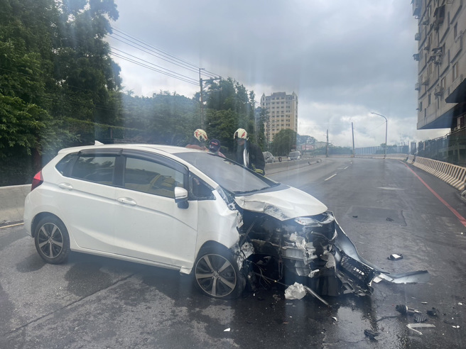新北市五股區成泰路四段，通往淡水方向，今天下午1時許發生一起車禍事故。（圖 / 劉詠韻翻攝）