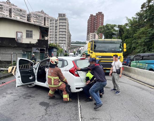 消防趕抵救援。（圖 / 新北市消防局提供）