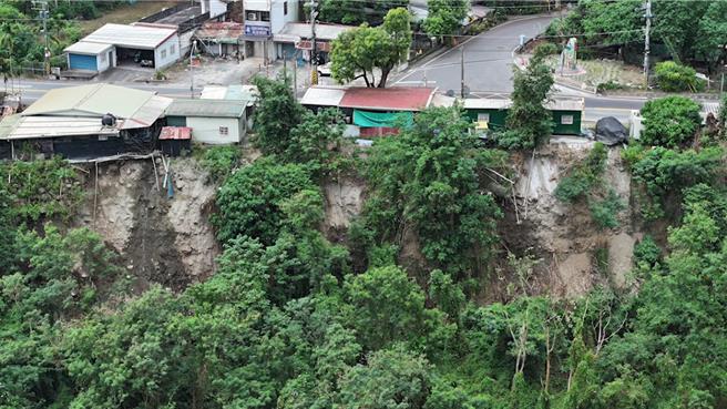 花莲县秀林乡文兰村木瓜溪侧边坡3日因强震大面积滑落，崩塌宽度高达1公里，不过近日因密集地震加上大雨冲刷，土石掏空更加严重，部落族人希望政府能儘速抢修助大家重建家园。（周勇义提供／罗亦晽花莲传真）